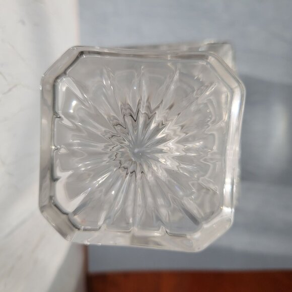 Elegant Crystal Glass Decanter With Stopper For Whiskey Or Wine Storage - Picture 8 of 10